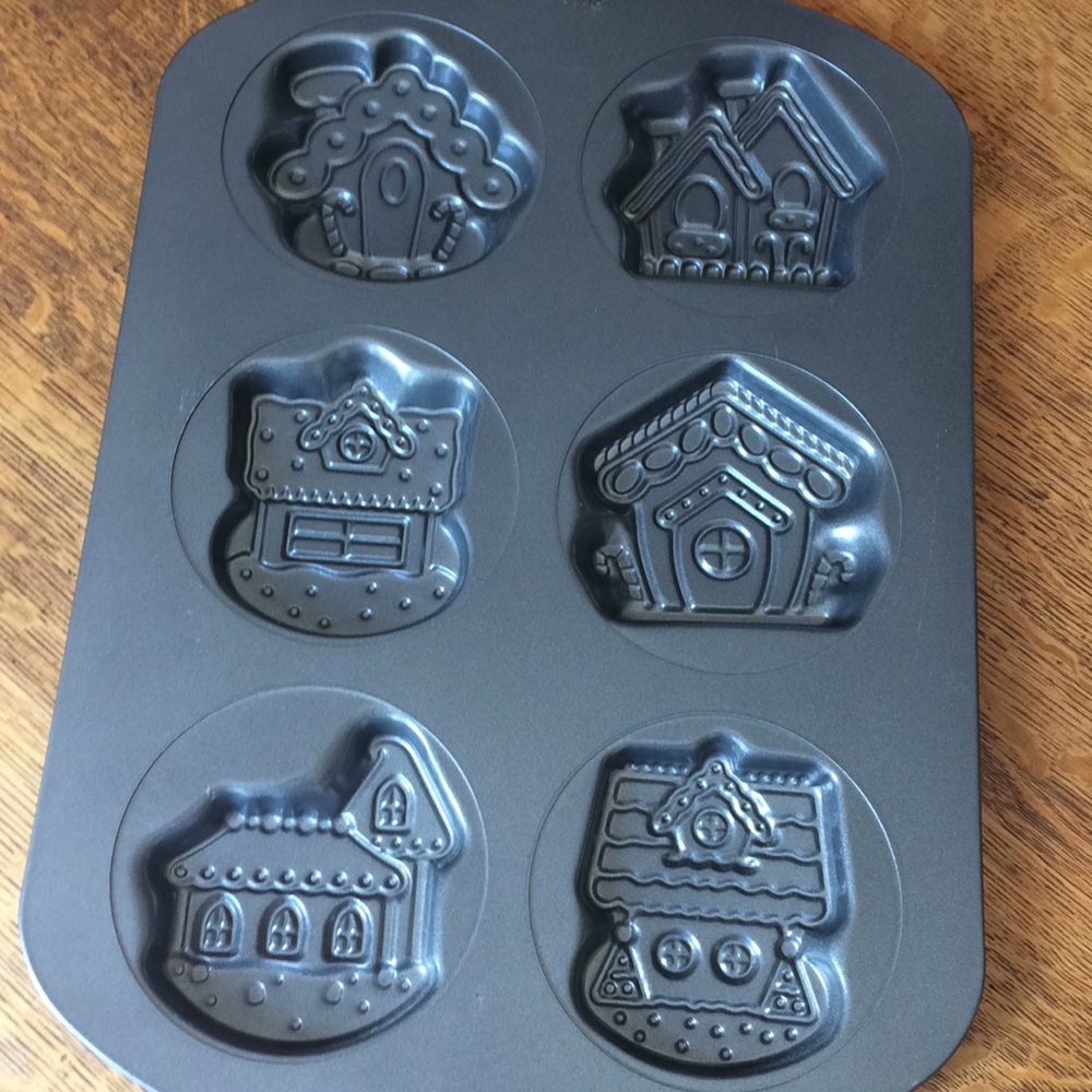 WILTON CHRISTMAS COTTAGES TEA CAKE PAN